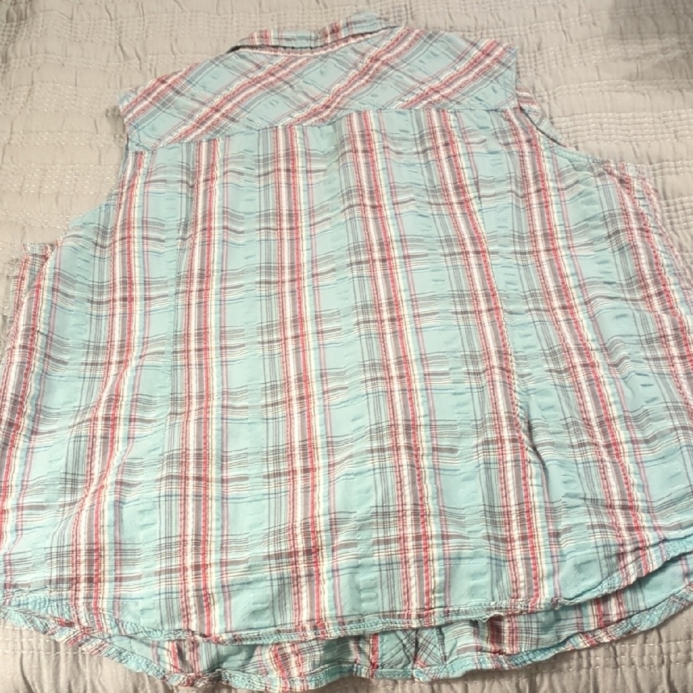 Sleeveless Plaid Button-Up Shirt - Picture 4 of 4